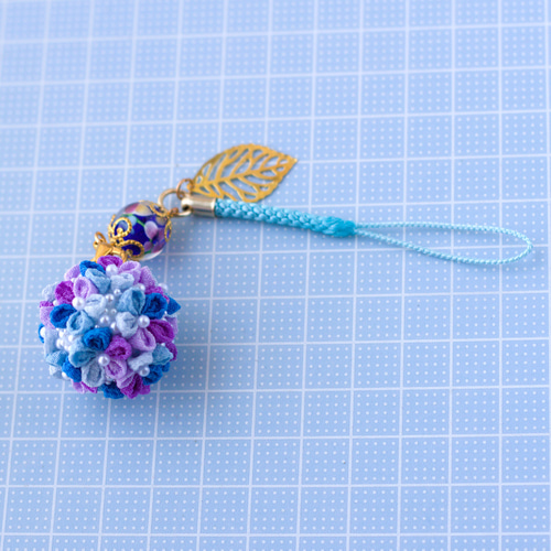 ❁紫陽花カラーとんぼ玉根付けストラップ・大人かわいいつまみ細工❁和