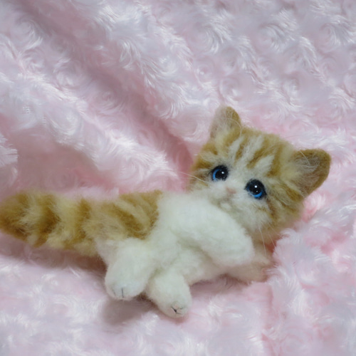 羊毛フェルト 猫 茶白 子猫 仔猫 置物 羊毛フェルト Pomemal