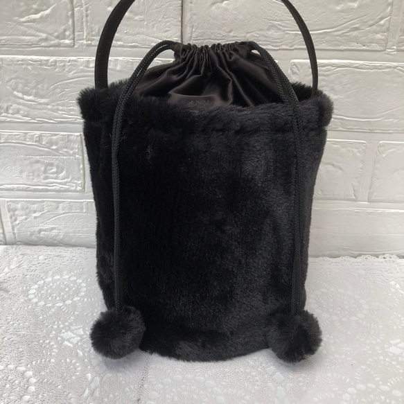 艶やかなフェイクファーバケツ型バッグ（小）ブラック　巾着　丸底　ワンハンドル　内ポケット1つ　フェイクファーポンポン付き 12枚目の画像