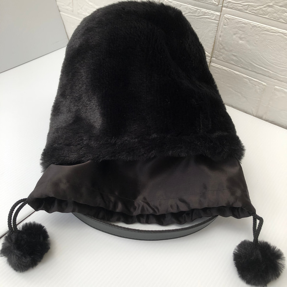 艶やかなフェイクファーバケツ型バッグ（小）ブラック　巾着　丸底　ワンハンドル　内ポケット1つ　フェイクファーポンポン付き 5枚目の画像
