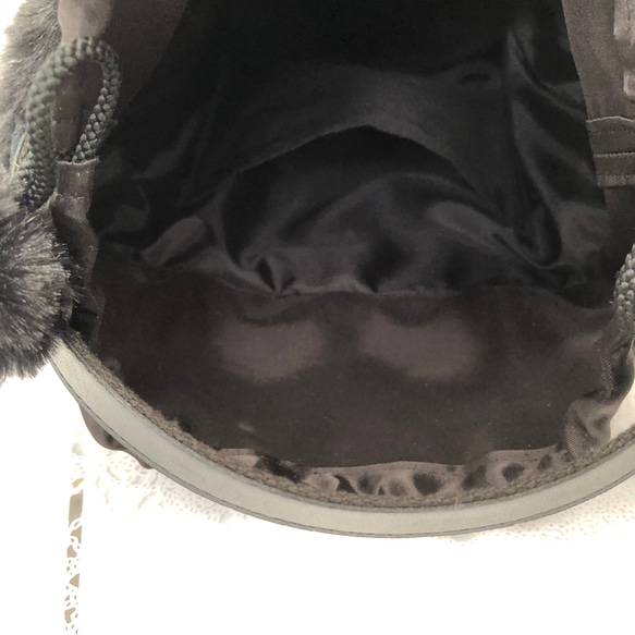 艶やかなフェイクファーバケツ型バッグ（小）ブラック　巾着　丸底　ワンハンドル　内ポケット1つ　フェイクファーポンポン付き 8枚目の画像