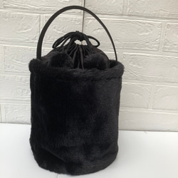 艶やかなフェイクファーバケツ型バッグ（小）ブラック　巾着　丸底　ワンハンドル　内ポケット1つ　フェイクファーポンポン付き 1枚目の画像