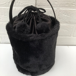 艶やかなフェイクファーバケツ型バッグ（小）ブラック　巾着　丸底　ワンハンドル　内ポケット1つ　フェイクファーポンポン付き 2枚目の画像