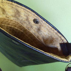 柔らかな本革スマホポシェット黒　アレンジ用リボンコサージュ付き　内側シルク生地　スマホショルダー　サコッシュ 5枚目の画像