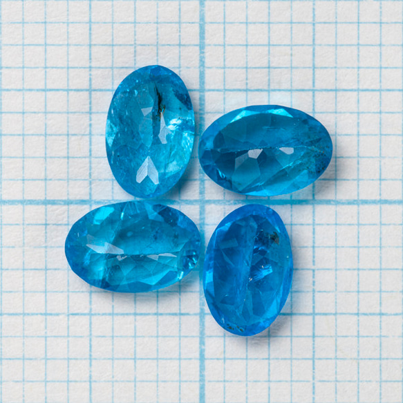 1粒売り　宝石質ネオンブルーアパタイトAAA　ルース　オーバルファセットカット6×4mm 2枚目の画像