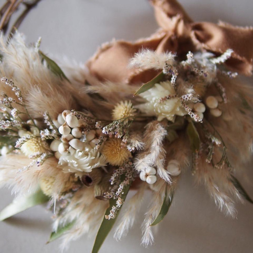 パンパスグラスとグレビレアのハーフリース ユーカリ 千日紅 かすみ草