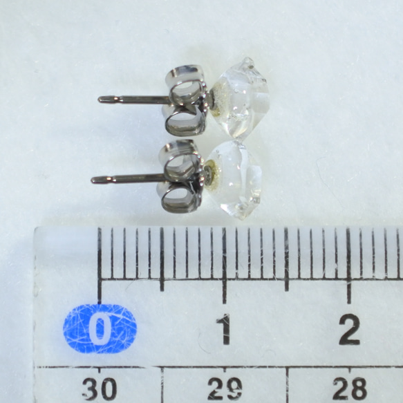 （1点もの）ハーキマーダイヤモンドのスタッドピアス・M（チタンポスト） 5枚目の画像