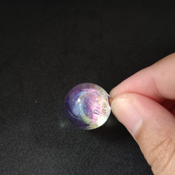 カラフルな渦が輝く宇宙玉レジンの球体ネックレス 8枚目の画像