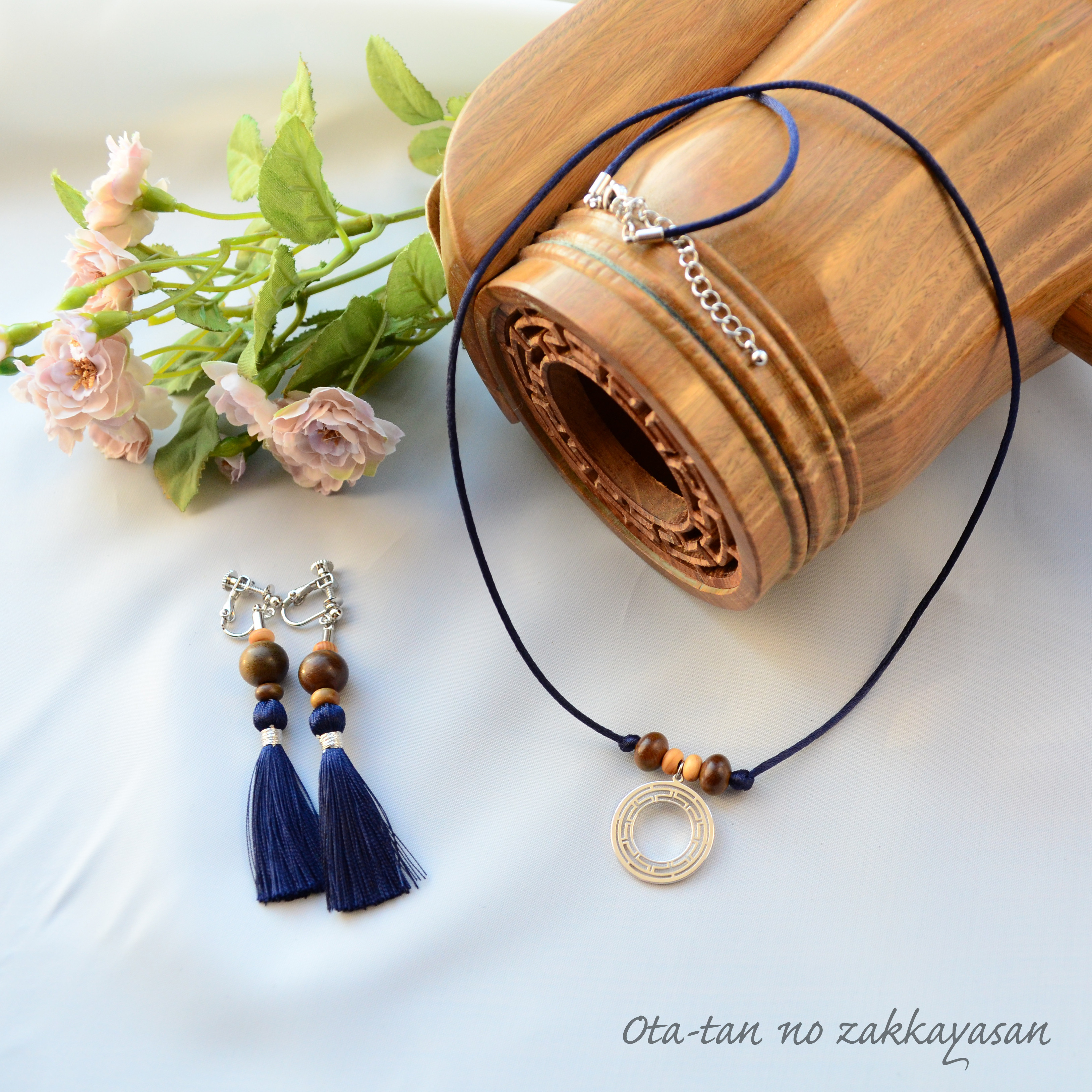 パロサントと檜のオリエンタルなネックレスとタッセルイヤリング・ピアスのセット　ネイビー・紺