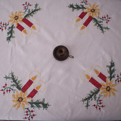 ドイツのクリスマス☆真っ赤なキャンドルやもみの木・赤い木の実の手刺繍 未使用生地 テーブルクロス　(ヴィンテージ) 10枚目の画像