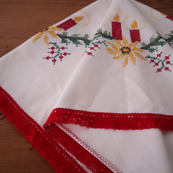ドイツのクリスマス☆真っ赤なキャンドルやもみの木・赤い木の実の手刺繍 未使用生地 テーブルクロス　(ヴィンテージ) 13枚目の画像