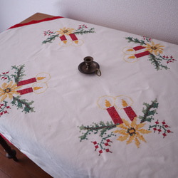 ドイツのクリスマス☆真っ赤なキャンドルやもみの木・赤い木の実の手刺繍 未使用生地 テーブルクロス　(ヴィンテージ) 7枚目の画像
