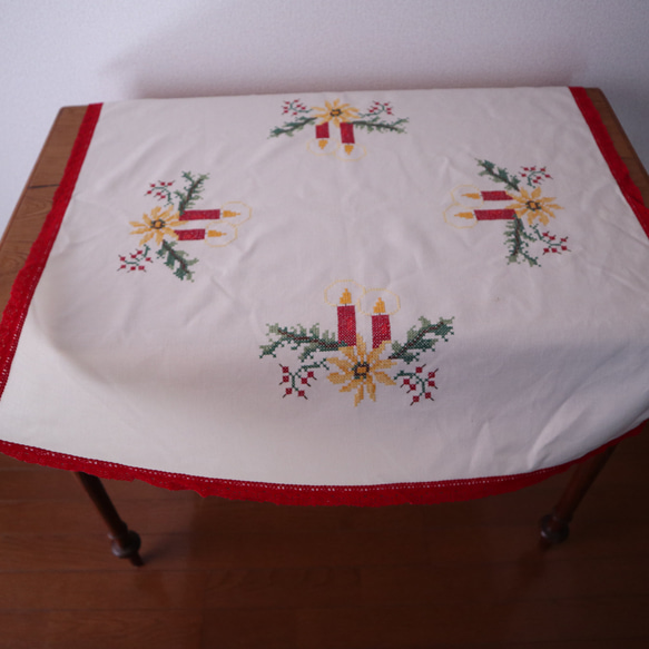 ドイツのクリスマス☆真っ赤なキャンドルやもみの木・赤い木の実の手刺繍 未使用生地 テーブルクロス　(ヴィンテージ) 3枚目の画像