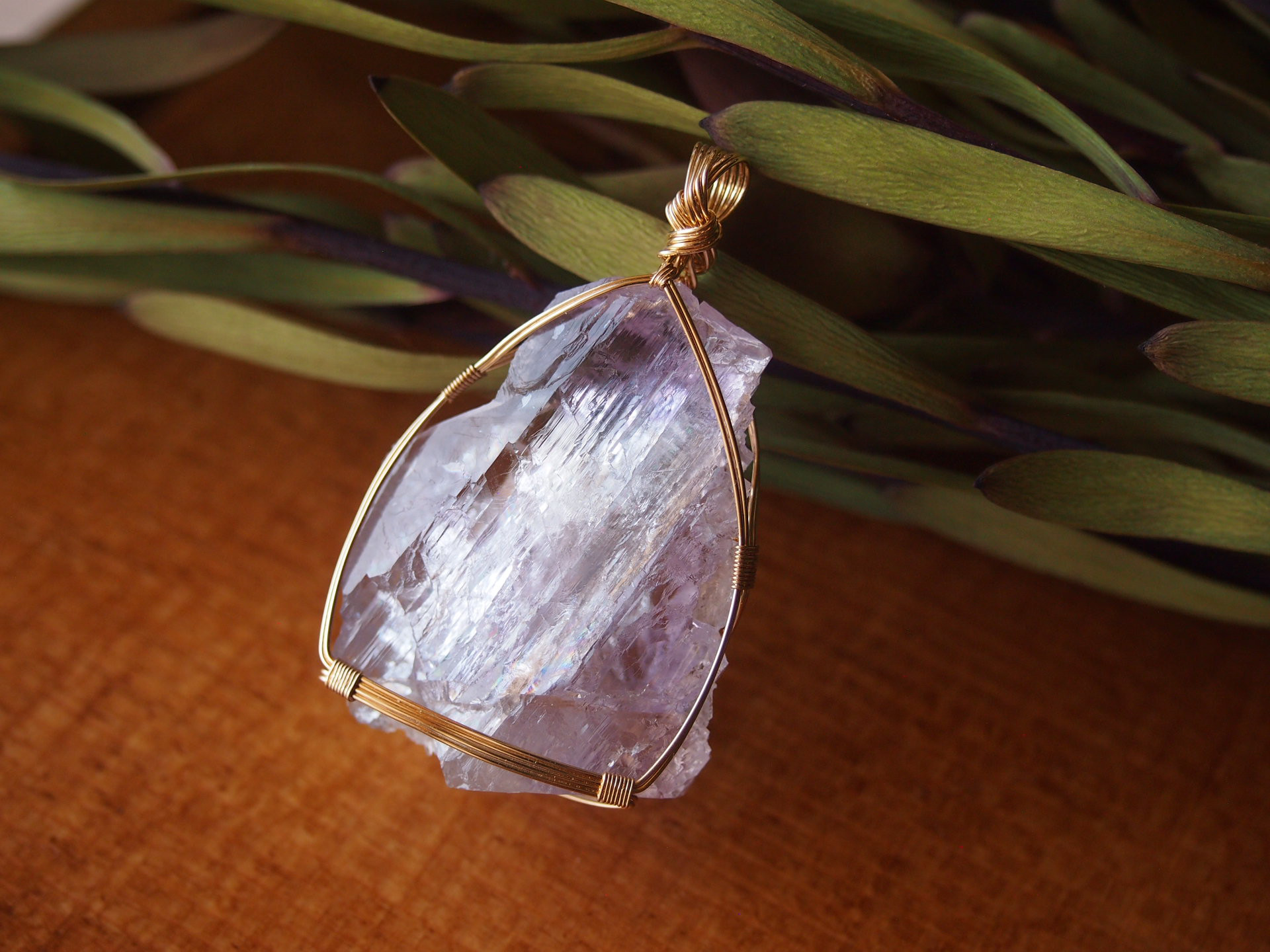 スペイン産虹入りフローライト原石の女神巻き®ペンダントトップ