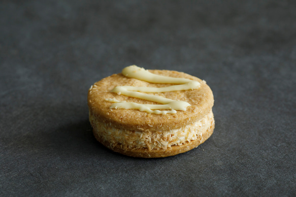 新発売！　有機ココナッツ檸檬チーズ　ホワイトチョコバターサンドクッキー 1枚目の画像