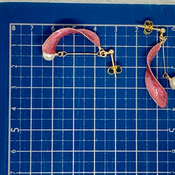 ねじりディップアートとパールのリボンなピアス・イヤリング 5枚目の画像