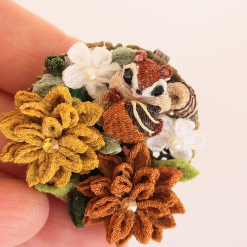 秋色ダリアとリスさんの2WAYブローチ。つまみ細工 ブローチ さゆう