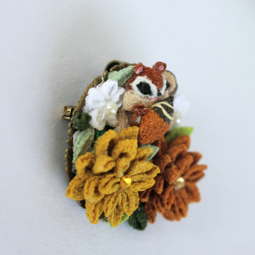 秋色ダリアとリスさんの2WAYブローチ。つまみ細工 ブローチ さゆう
