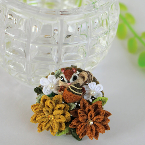 秋色ダリアとリスさんの2WAYブローチ。つまみ細工 ブローチ さゆう