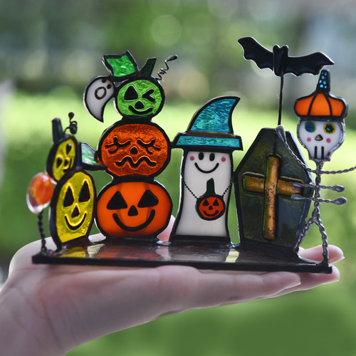 ステンドグラス　ハロウィンのパネル Amazon.co.jp: ハロウィンスカル アクリル ウィンドウハンギング