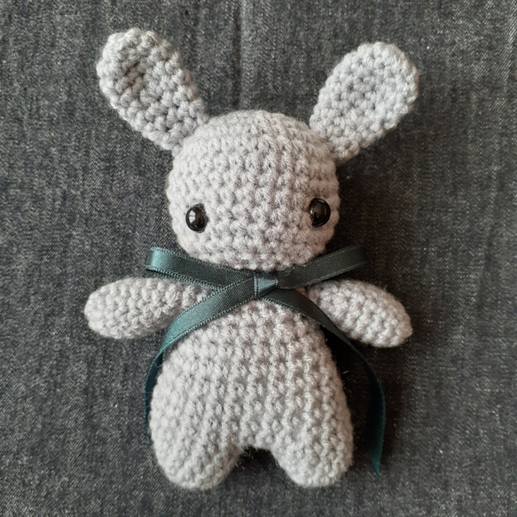 手のひらサイズのウサギの編みぐるみ グレー あみぐるみ granny m 通販