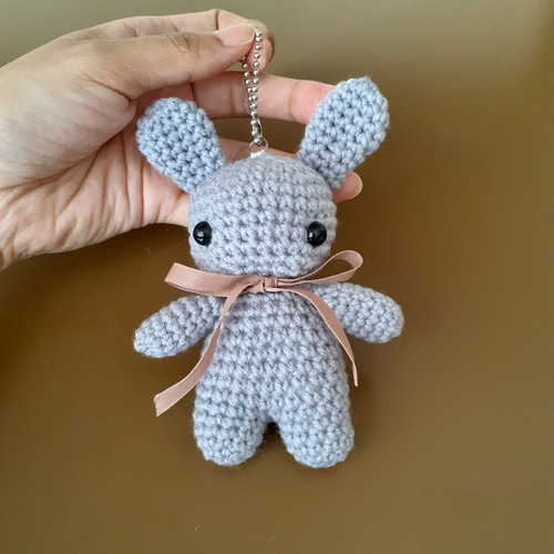 手のひらサイズのウサギの編みぐるみ グレー あみぐるみ granny m 通販