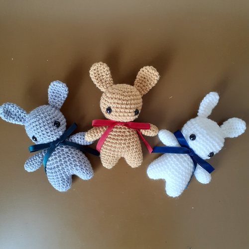 手のひらサイズのウサギの編みぐるみ グレー あみぐるみ granny m 通販