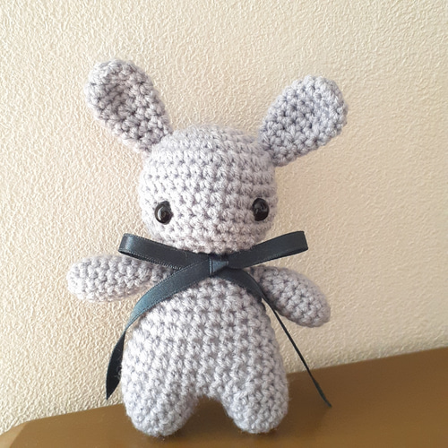 手のひらサイズのウサギの編みぐるみ グレー あみぐるみ granny m 通販