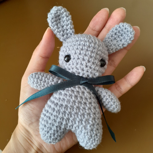 手のひらサイズのウサギの編みぐるみ グレー あみぐるみ granny m 通販