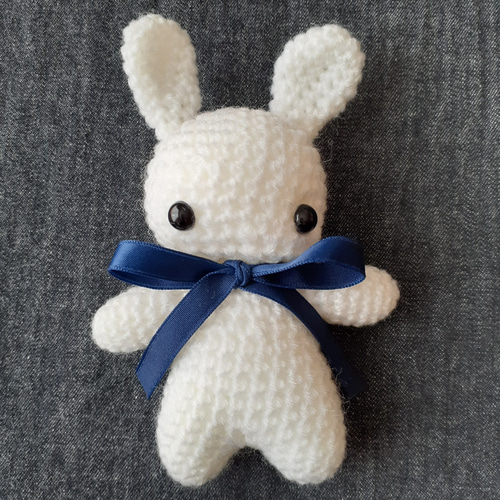 手のひらサイズのウサギの編みぐるみ 白 あみぐるみ granny m 通販