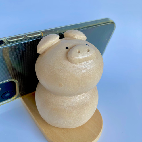 スマホスタンドになる木彫りのダルマぶた スマホスタンド・スマホ