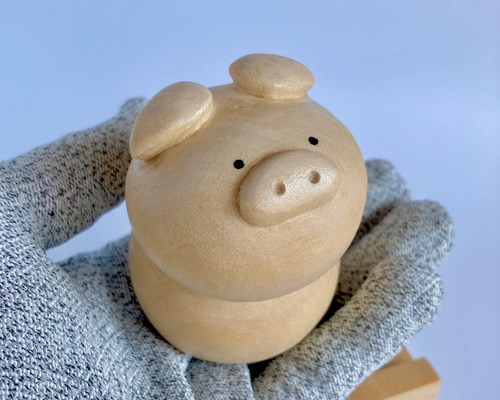 スマホスタンドになる木彫りのダルマぶた スマホスタンド・スマホ