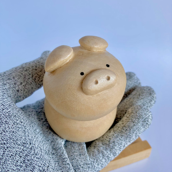 スマホスタンドになる木彫りのダルマぶた スマホスタンド・スマホ