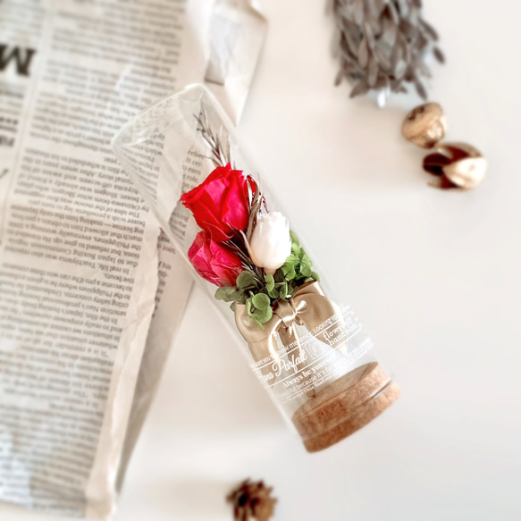 【メッセージカード付ギフトボックス】紅白のバラのボトルフラワー / 花言葉 / プロポーズ 結婚ク スマス 還暦 1枚目の画像