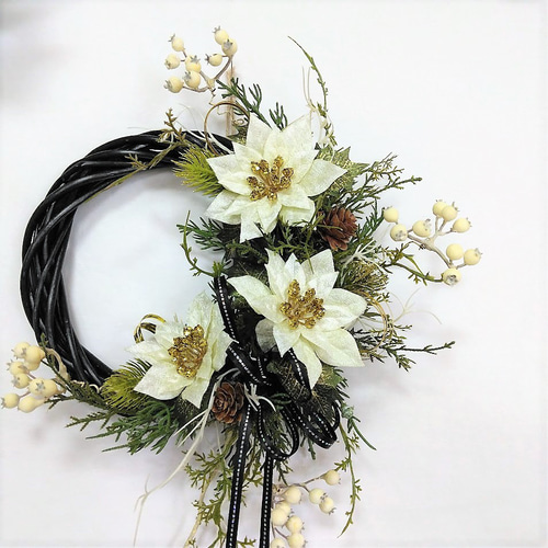 商品名【雪妃】あいみょん♥ローズとポインセチアの花束風クリスマスリース ホワイトポインセチアのリース～winter white～ | FlowerBalloon