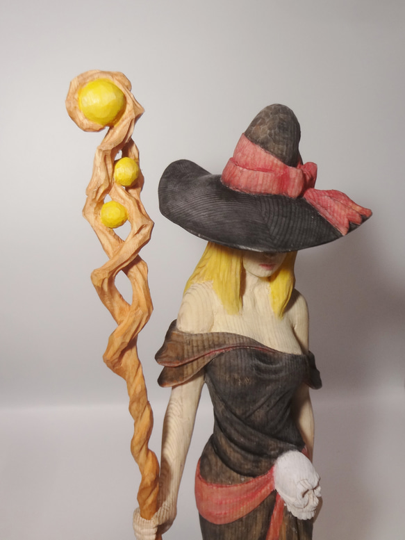 木彫刻 アート 『 魔女 』  芸術 アート 女性  松 手彫り 彫刻 　ウィッチ 4枚目の画像
