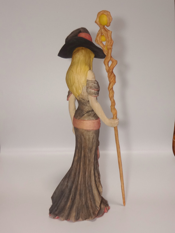 木彫刻 アート 『 魔女 』  芸術 アート 女性  松 手彫り 彫刻 　ウィッチ 9枚目の画像