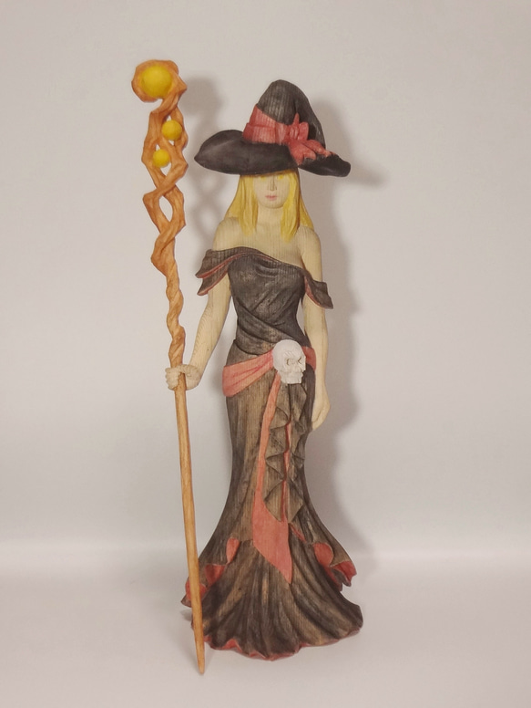 木彫刻 アート 『 魔女 』  芸術 アート 女性  松 手彫り 彫刻 　ウィッチ 1枚目の画像
