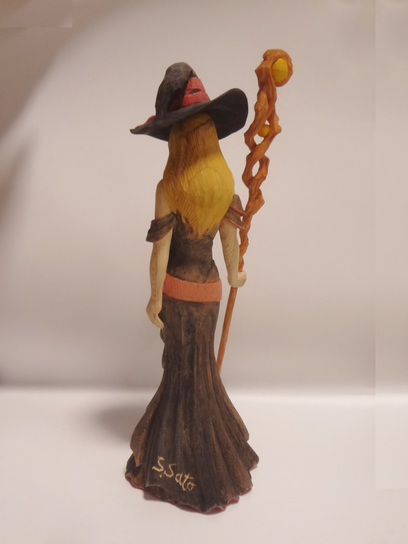 木彫刻 アート 『 魔女 』  芸術 アート 女性  松 手彫り 彫刻 　ウィッチ 11枚目の画像