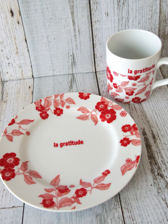 【sale】la gratitude 感謝のプレート＆マグカップ　北欧柄　赤　食器 ポーセラーツ 2枚目の画像