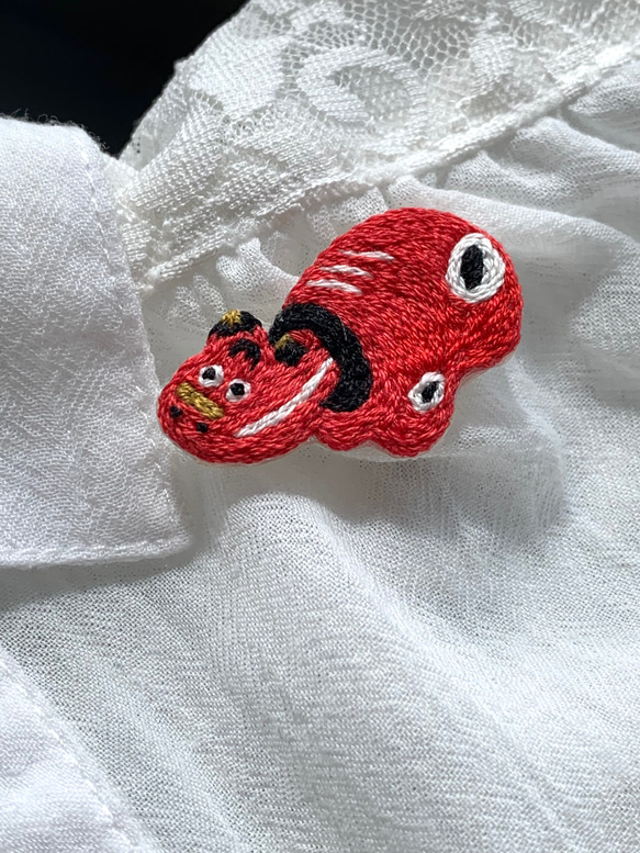 ほっこり赤べこの手刺繍ブローチ（3） 1枚目の画像