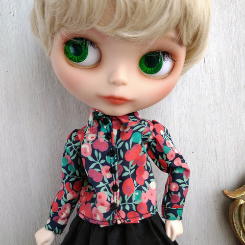 590.※単品※リバティプリント・黒と赤の花柄シャツ※ブライスアウト  