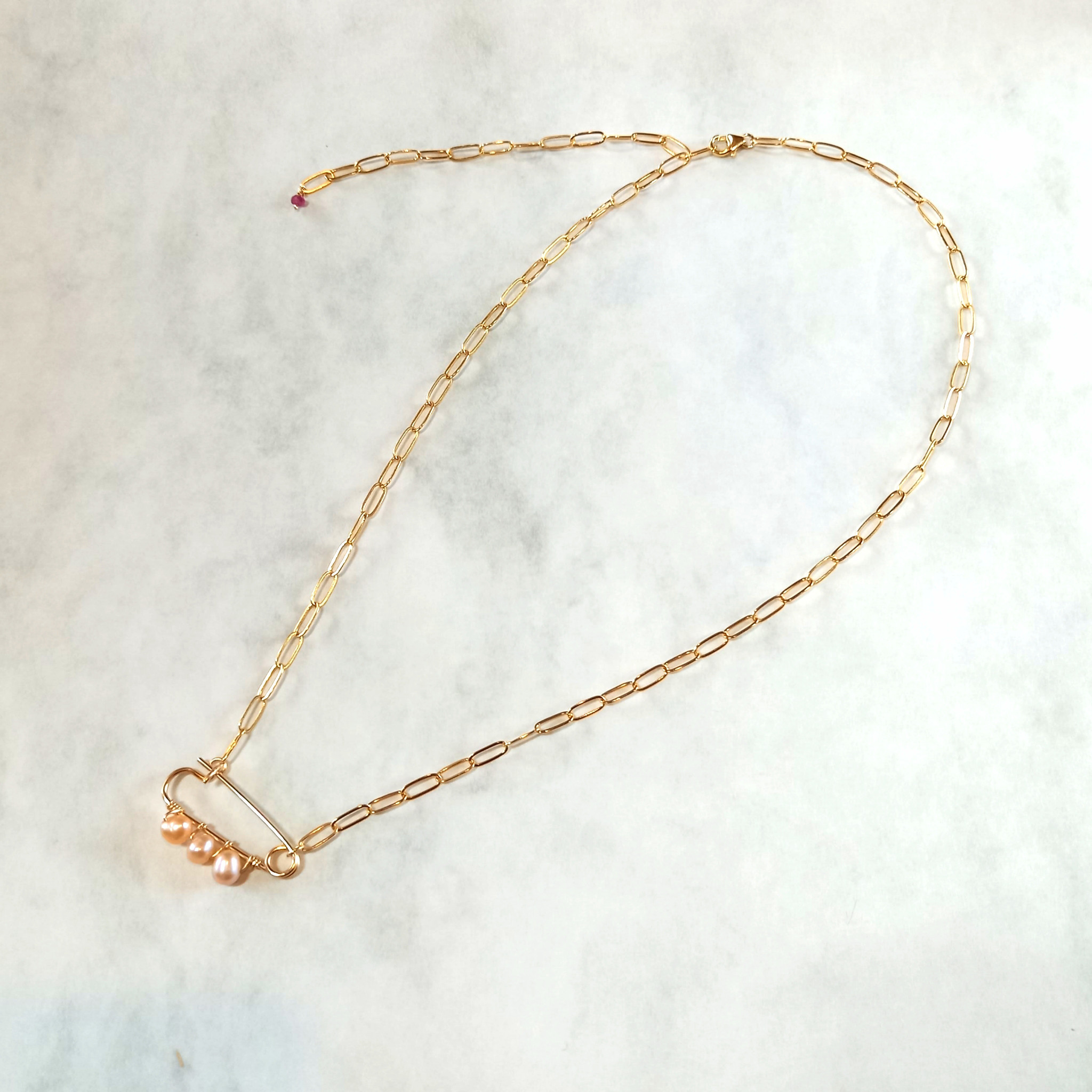 セーフティーピンデザイン：パールネックレス