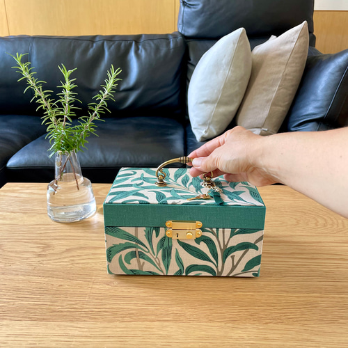 カルトナージュ【英国製ウィリアムモリス生地】茶箱を用いてのスツール又は物入れ カルトナージュ【英国製ウィリアムモリス生地】茶箱を用いてのスツール