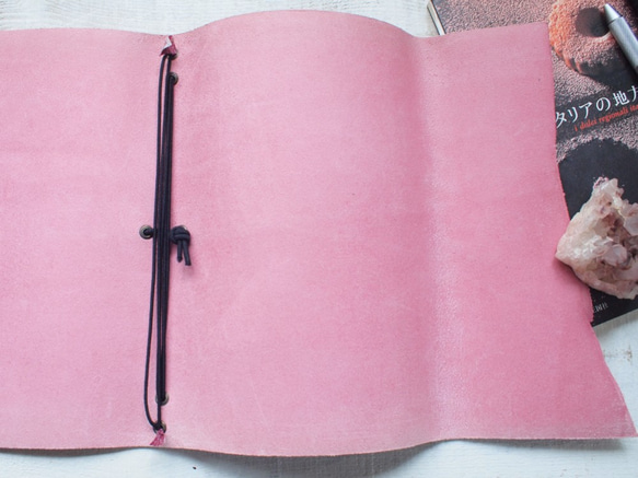 難・本革A5手帳カバー　鮮やかピンクでくるんと　自然な切り口 5枚目の画像