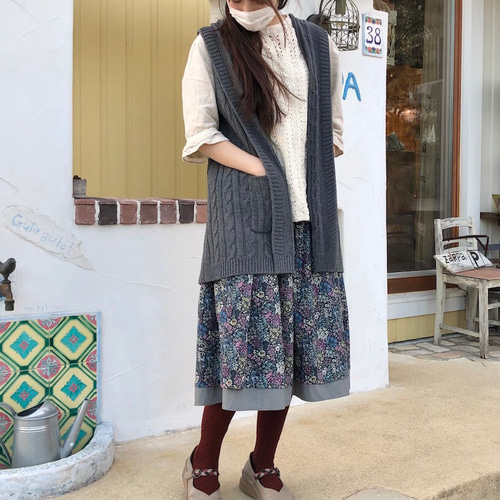 軽くてお尻もあったか♪アラン模様のフード付きニットベスト（21s-004