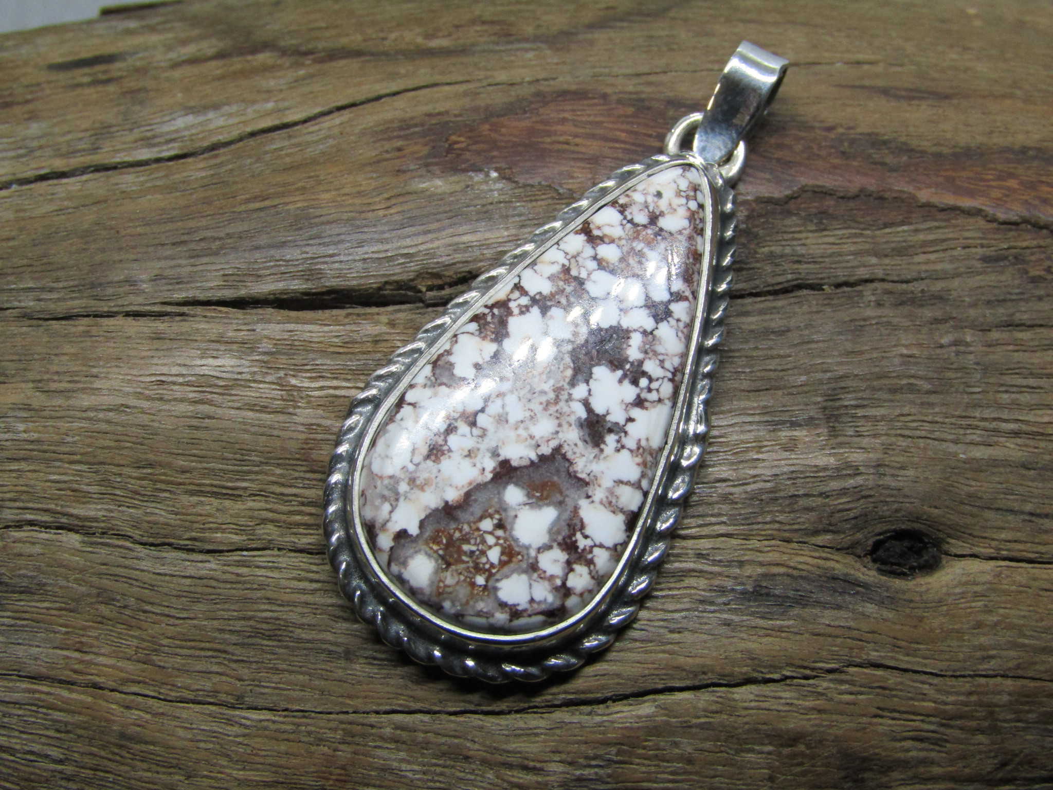 天然ワイルドホース(クレイジーホース)銀縄ペンダントインディアン  