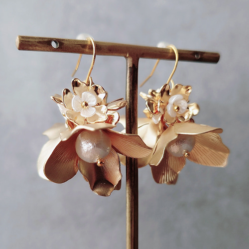 ゴールド 真鍮 花 ピアス イヤリング パール 揺れる 上品 華やか