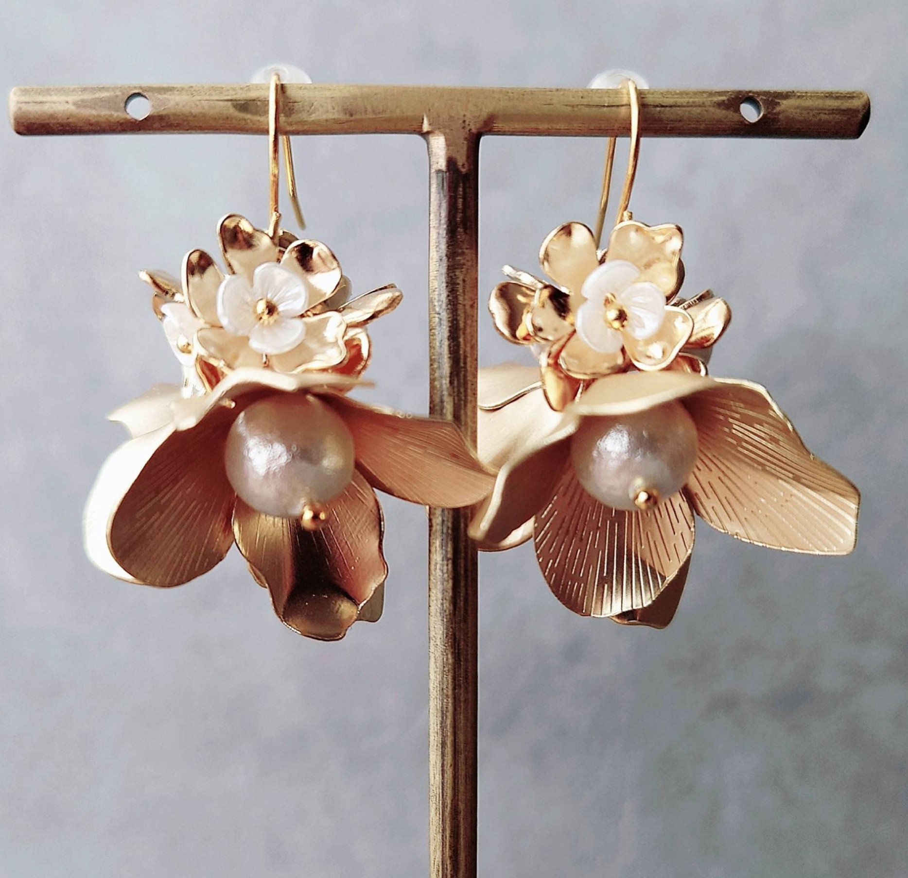 ゴールド 真鍮 花 ピアス イヤリング パール 揺れる 上品 華やか 小ぶり 大ぶり 結婚式 ウェディング ブライダル