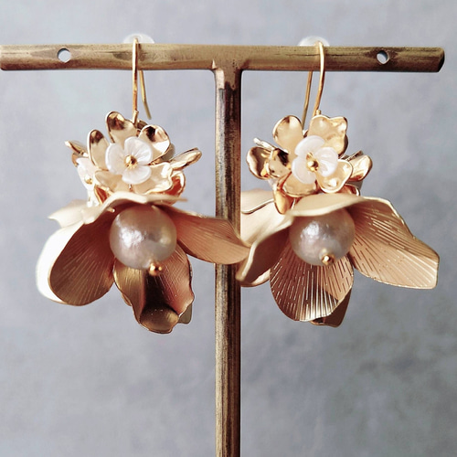 ゴールド 真鍮 花 ピアス イヤリング パール 揺れる 上品 華やか 